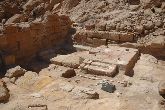 remains of the stepped platform in room B602